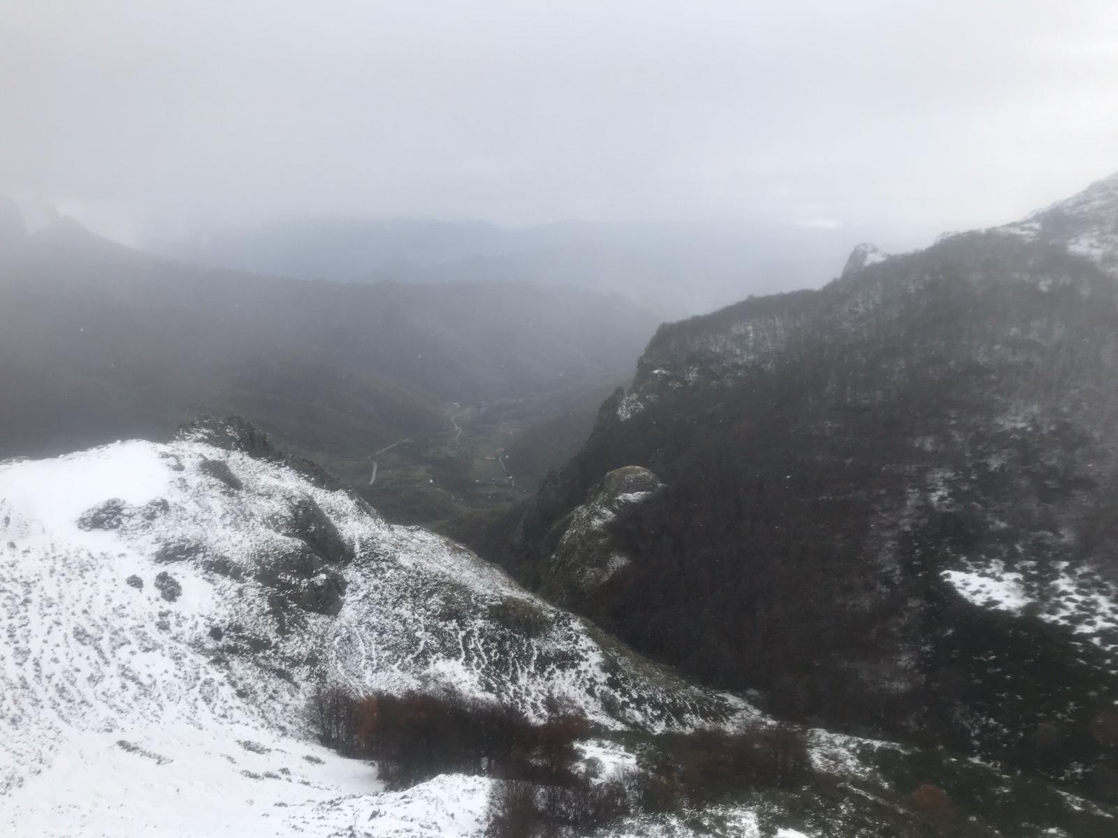 El frío y la nieve han dejado preciosas estampas en el parque nacional, un espacio de extraordinaria belleza en el que se diluyen las fronteras de Asturias, Cantabria y Castilla y León y que supera las 67.000 hectáreas