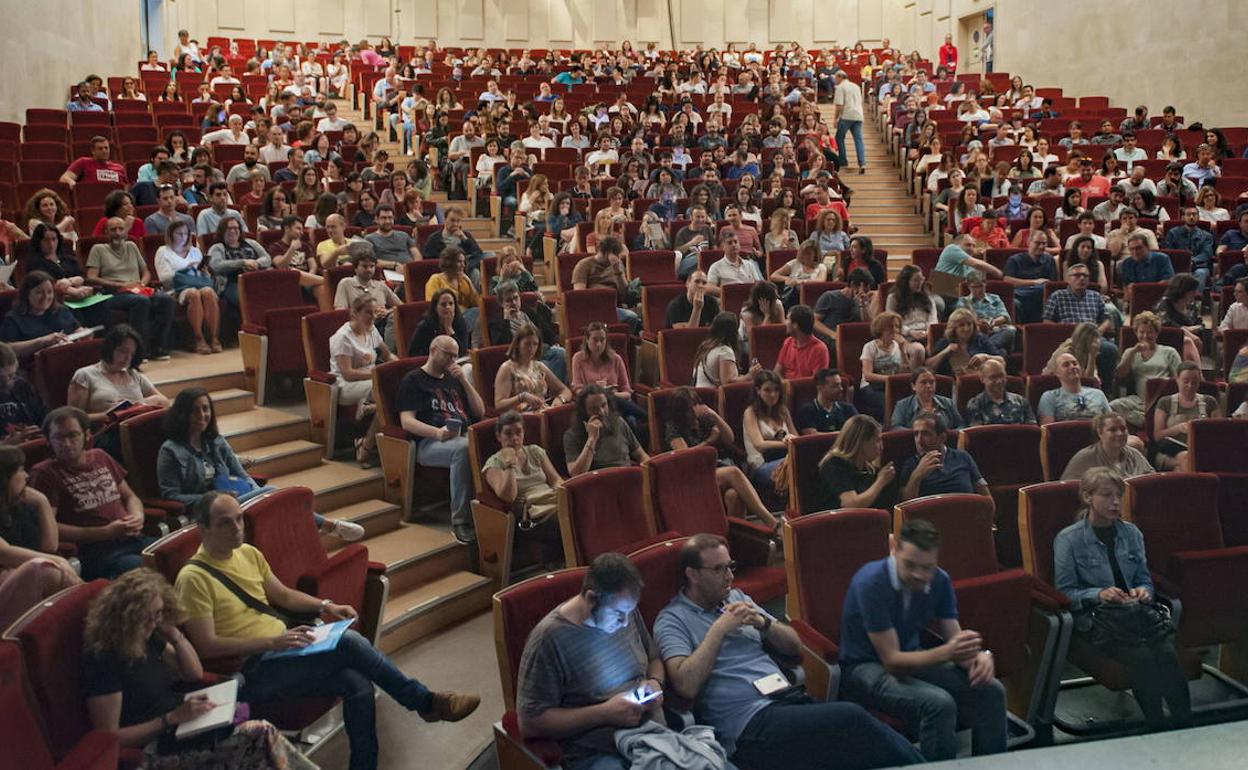 Los opositores de Geografía e Historia de la convocatoria de 2018, durante los actos de presentación de las pruebas, en el Palacio de Festivales.