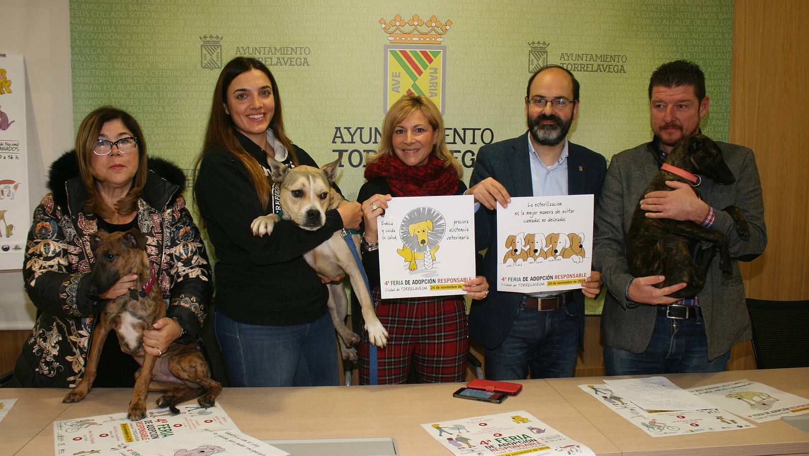 Imagen de la presentación de la feria en la que han participado los concejales de Medio Ambiente, José Luis Urraca, y de Ferias, Jesús Sánchez, junto a las asociaciones Galgos de Casa y el Refugio Canino Torres.