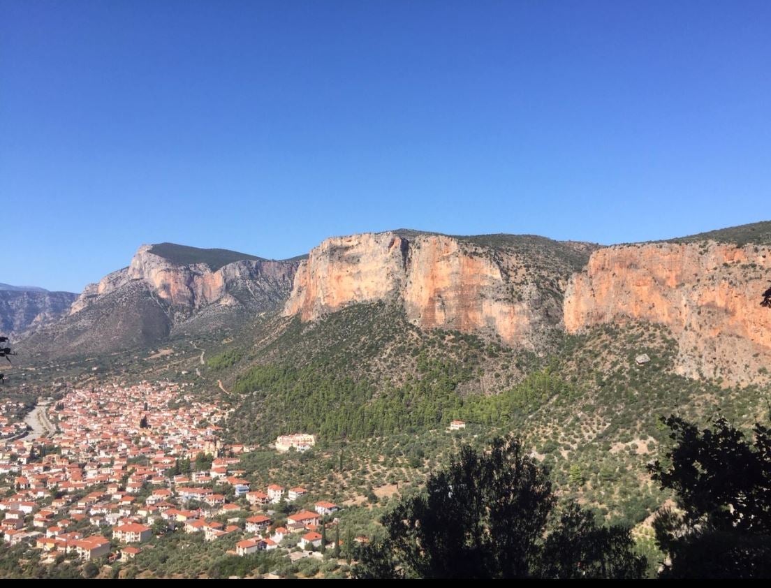 La perfecta combinación de excelente roca, buen tiempo, playa y gastronomía convierten este enclave del Peloponeso en un destino obligado para los amantes de la vertical