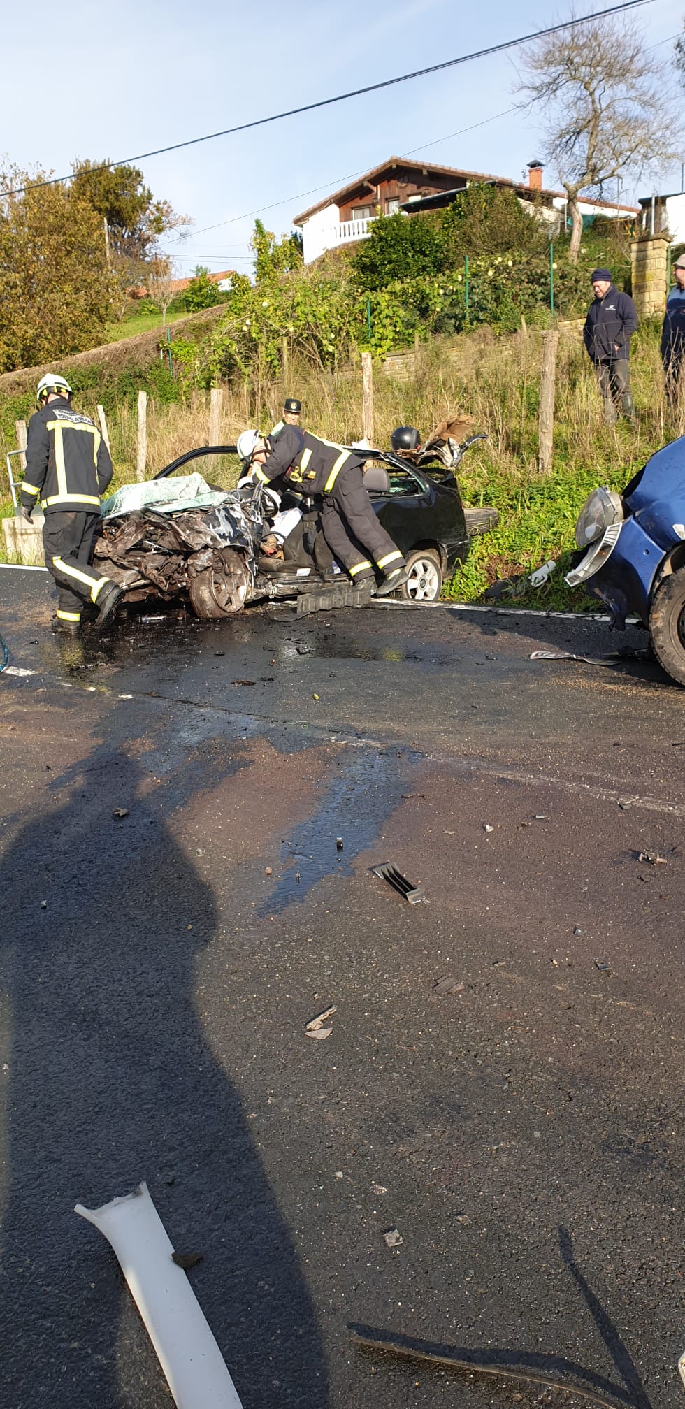 Fotos: Un herido grave tras chocar un camión y un turismo en el alto de Pedroa