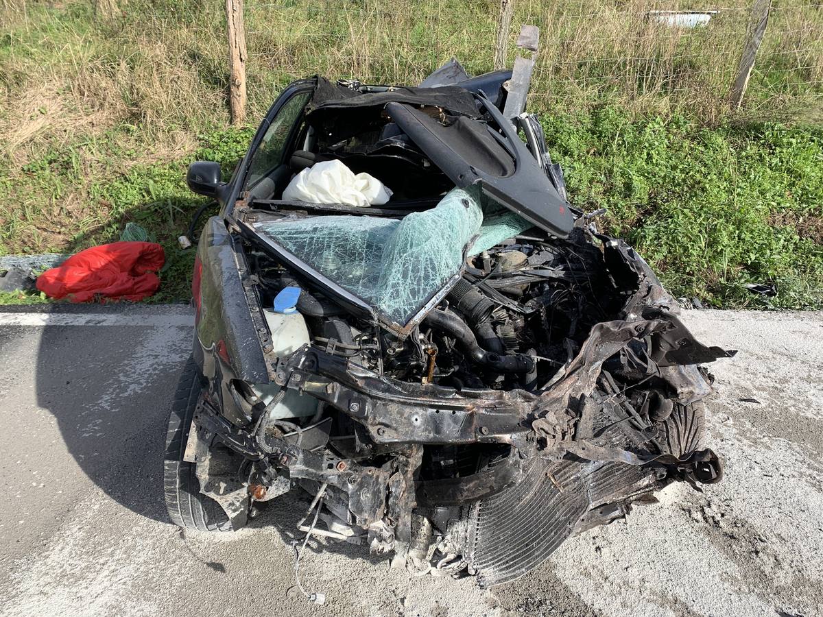 Fotos: Un herido grave tras chocar un camión y un turismo en el alto de Pedroa