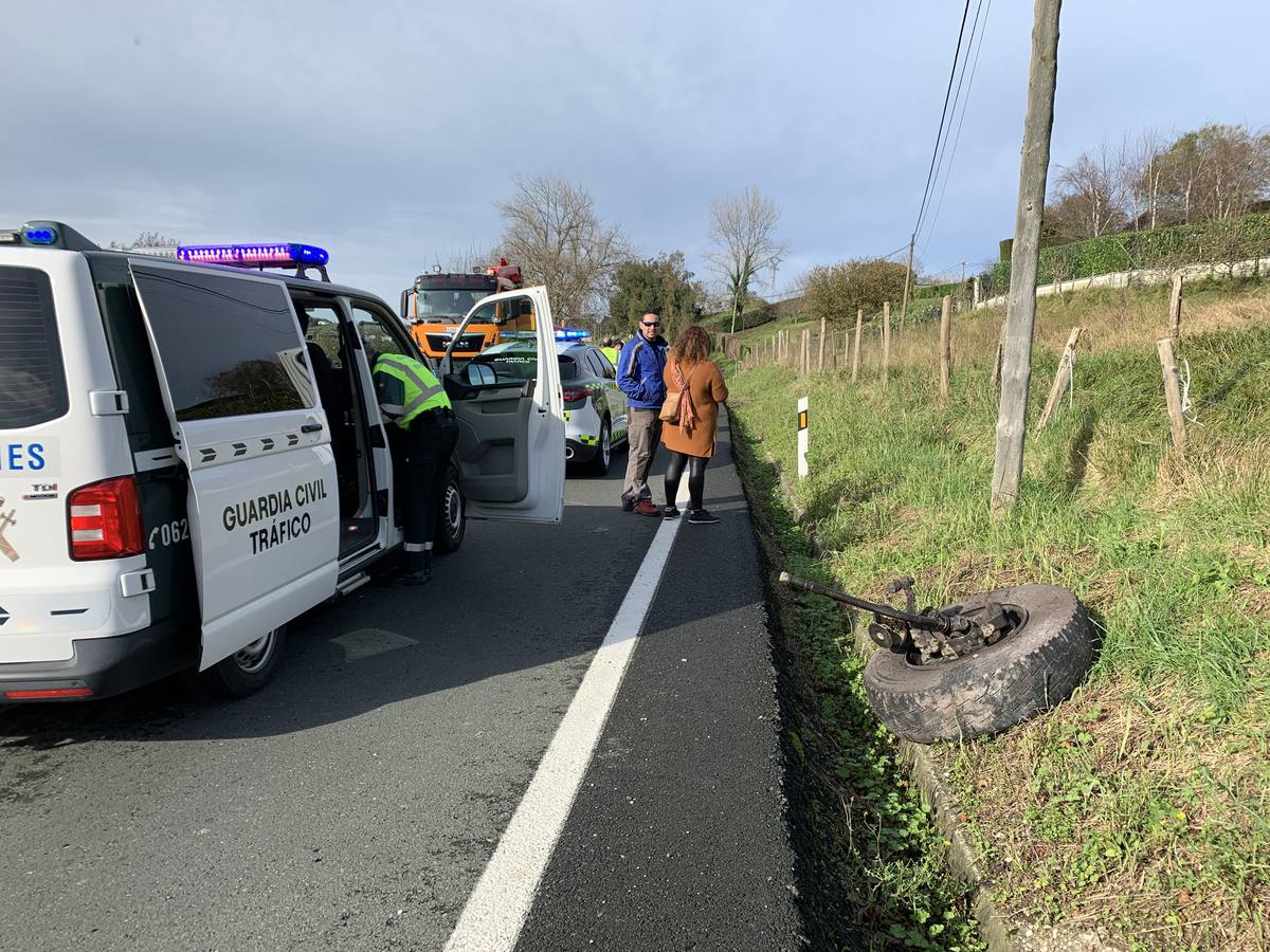 Fotos: Un herido grave tras chocar un camión y un turismo en el alto de Pedroa