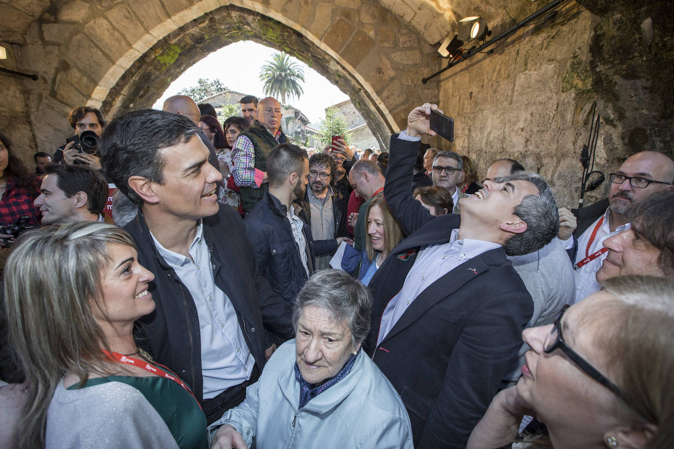 Pablo Zuloaga haciendo una foto con el móvil a Pedro Sánchez rodeado de simpatizantes. Cartes 14-04-2018