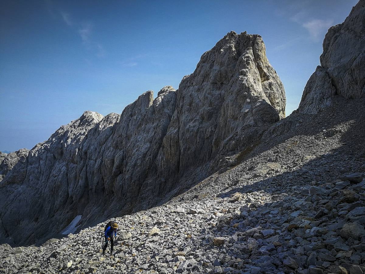 Con motivo del centenario del parque Nacional de los Picos de Europa, el Diario Montañés ha publicado un especial dedicado a estas montañas, se puede ver la pequeñez del hombre frente a ellas.Picos de Europa 07-09-2018