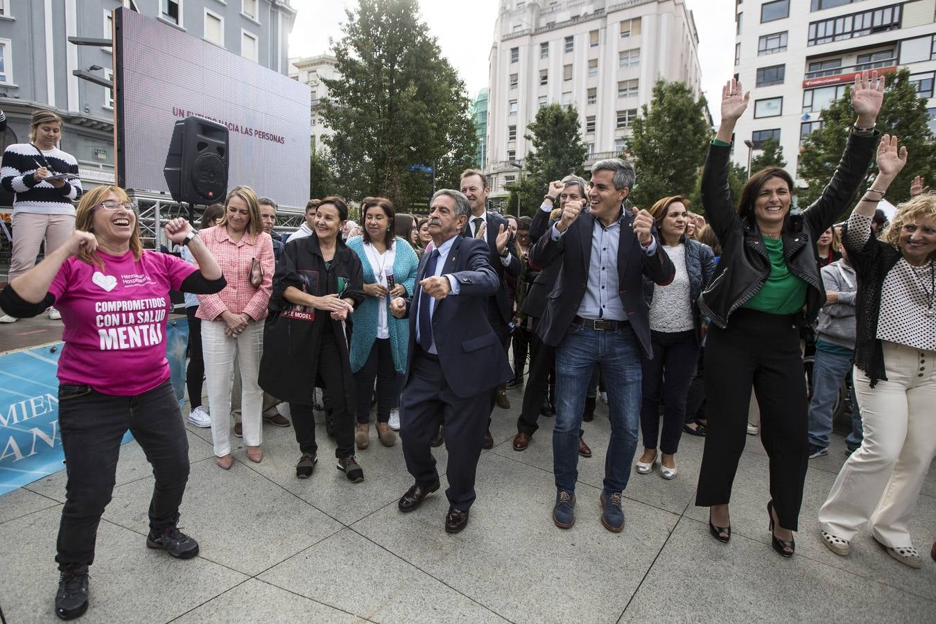 Distintas autoridades participan en el Día Mundial de la Salud Mental organizado por El Centro Hospitalario Padre Menni y varias organizaciones, en la plaza del Ayuntamiento de Santander. Santander 10-10-2018