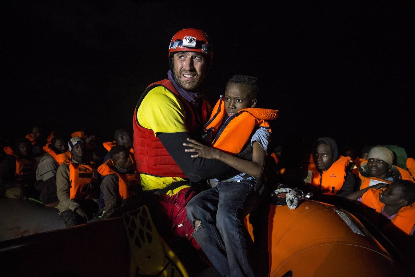 Un niño es rescatado por Javier, voluntario de la ONG Proactiva Open Arms, cuando viajaba en un bote de goma con decenas de personas que salió desde Libia, mientras intentaban llegar a las costas italianas. Mar Mediterráneo 21-12-2018