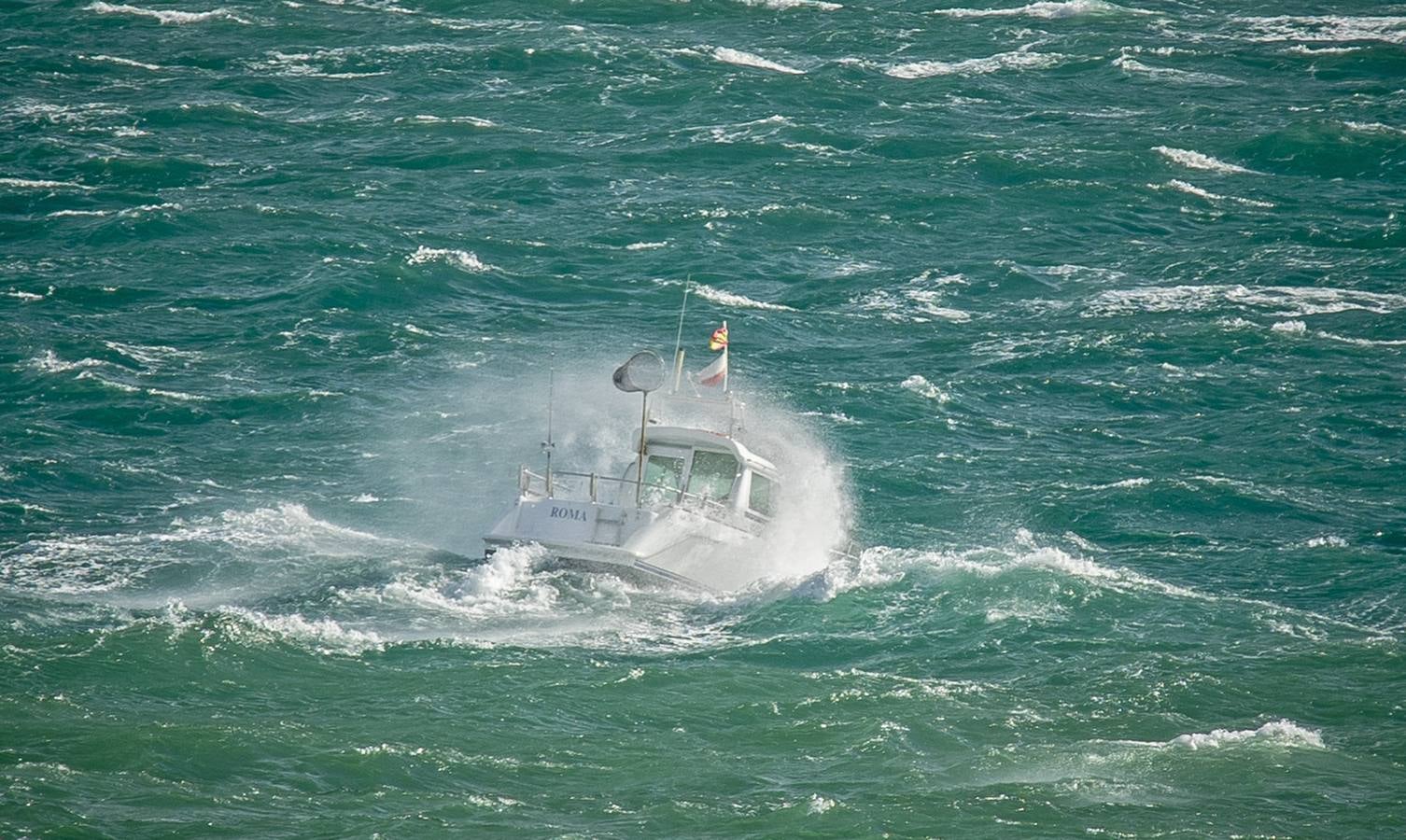 La pequeña embarcación de recreo Roma entrando en la bahía de Santander momentos antes de naufragar y que su ocupante falleciera. Santander 03-04-2018