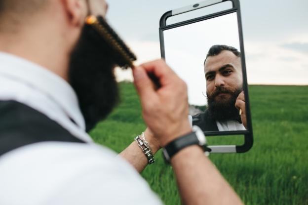 Momento de peinar la barba para estar perfectos.