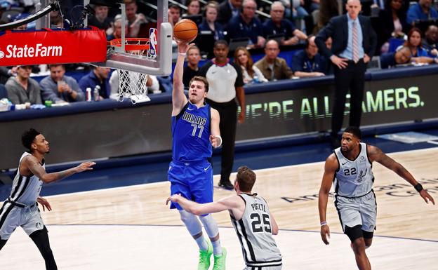 Luka Doncic supera a tres rivales de San Antonio Spurs en la victoria de Mavericks en el American Airlines Center de Dallas, Texas