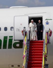 Imagen secundaria 2 - Imágenes de la llegada del Papa a Tailandia. 