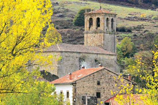 Imagen principal - Iglesia de Santa María, situada en Valdeprado del Río. Vista de la iglesia de San Vítores. Iglesia parroquial de Hormiguera.