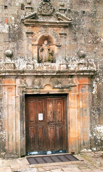 Imagen secundaria 2 - Portada de acesso a la iglesia de San Juan Bautista, en Aldea de Ebro. Iglesia de la localidad de Arroyal de los Carabeos. Portada del monasterio de Montesclaros.