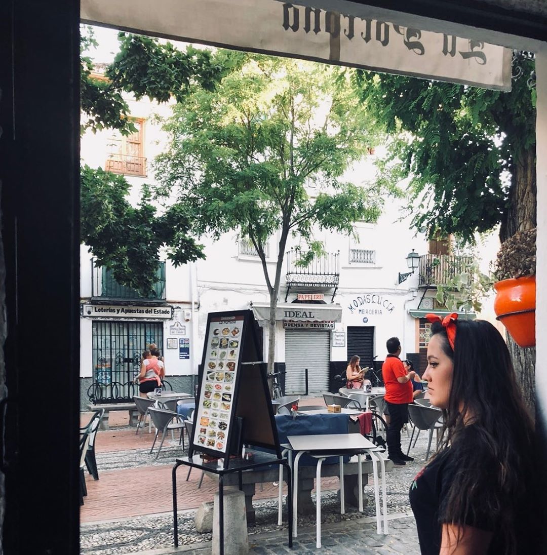 La joven cantante de blues posa con los diseños de 'PI Collection' y 'My Josefin' con motivo de su participación en #SantanderWomenFairSaturday.