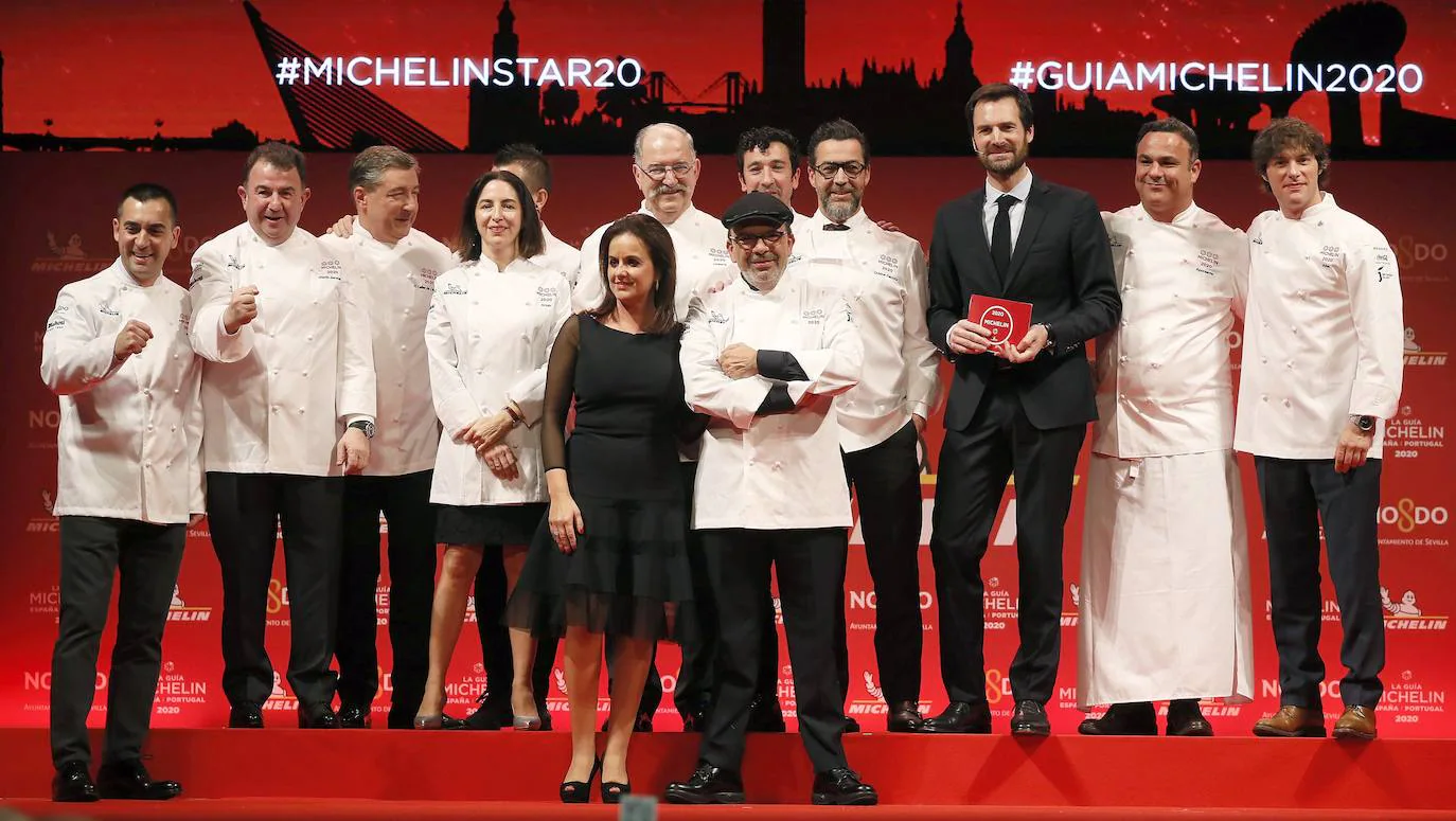 Jesús Sánchez y Marián Martínez, junto a los cocineros lusos y españoles que también han conseguido tres estrellas Michelin.