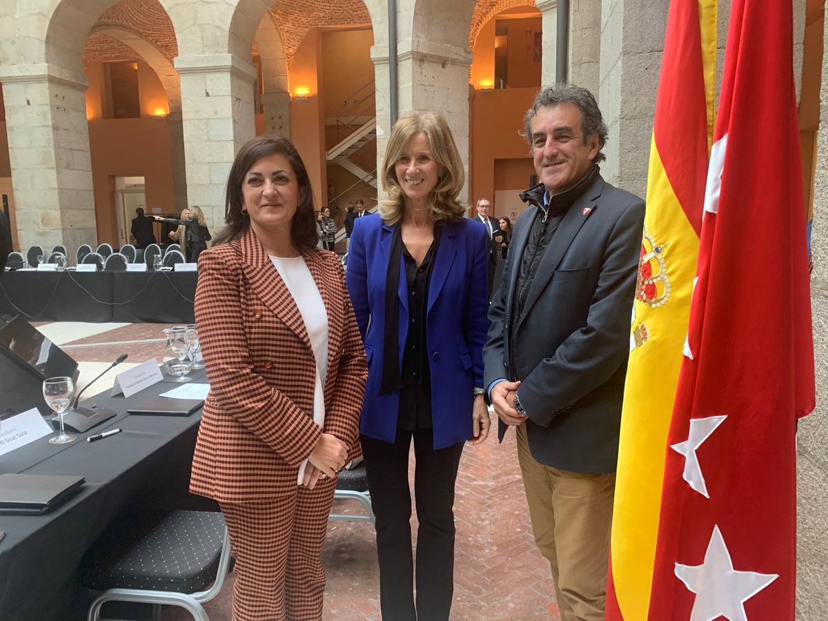 De izquierda a derecha, la presidenta de La Rioja, Concha Andreu; la presidenta de la Fundación Cotec para la Innovación, Cristina Garmendia; y el consejero de Industria de Cantabria, Francisco Martín.