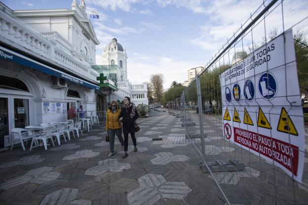 El perímetro de los jardines frente al Casino de El Sardinero ya está vallado y la zona preparada para que comiencen las intervenciones de renovación. 