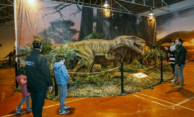 Los primeros visitantes de la muestra observan los ejemplares de Velociraptors en una de las salas de La Lechera. 