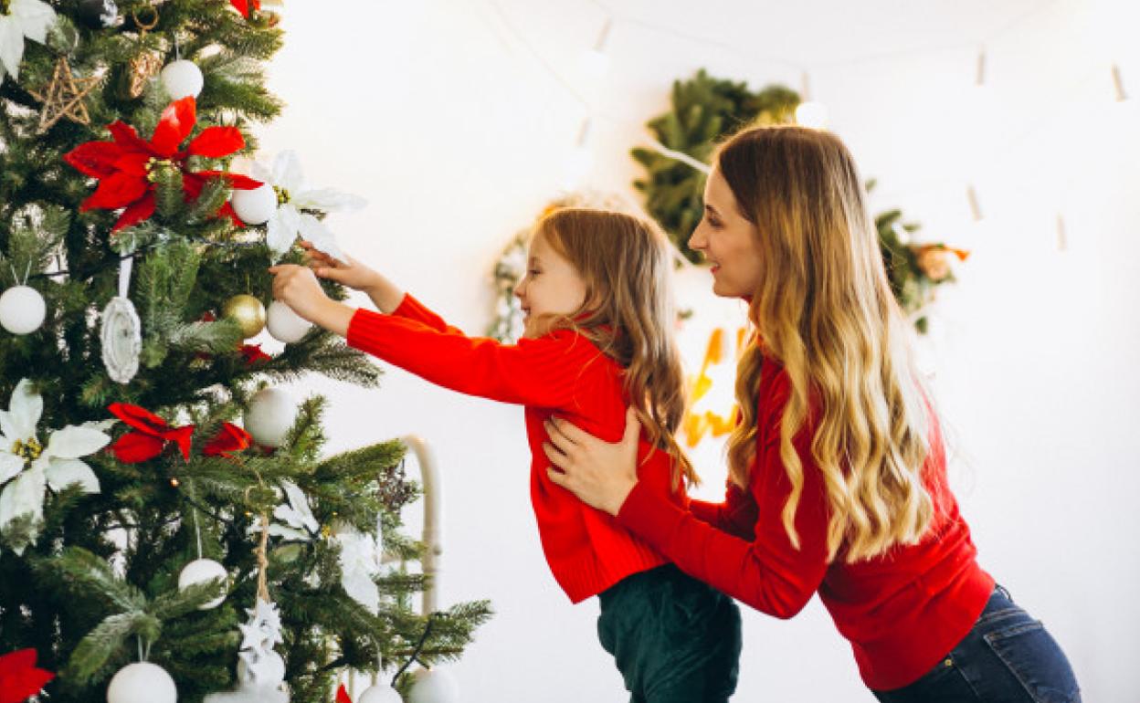 Momento decoración navideña en familia.