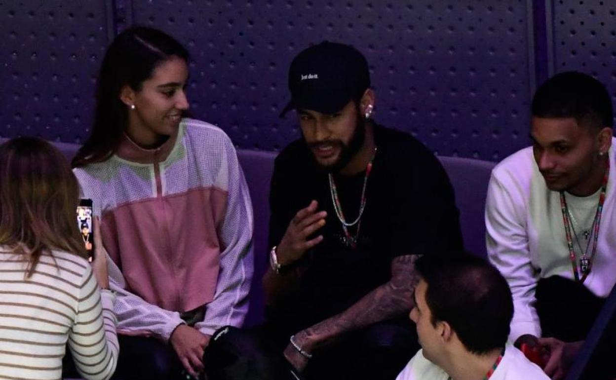 Neymar, viendo el partido entre Nadal y Khachanov de Copa Davis. 