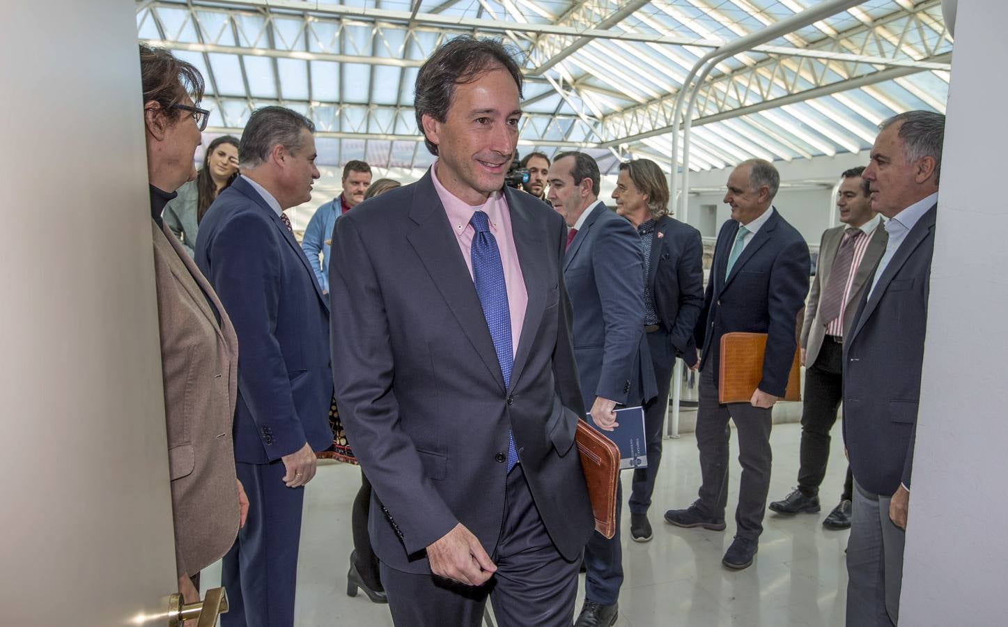 José Luis Gochicoa, este jueves, antes de comparecer en comisión en el Parlamento de Cantabria. 