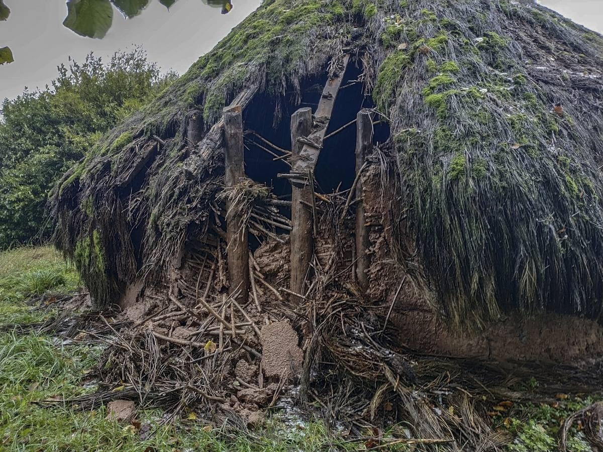 Los últimos temporales y la falta de mantenimiento han destrozado el Poblado Cántabro, uno de los recursos turísticos más importantes de Cabezón de la Sal. Las inundaciones han arrasado las cabañas. Los enseres se amontonan y los tejados se han roto en muchos casos.