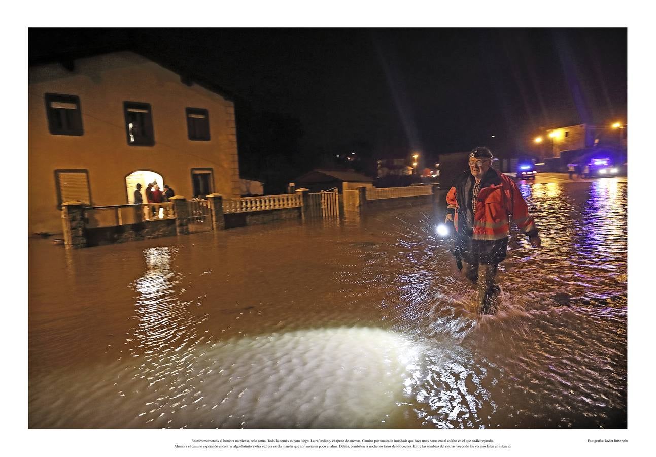 En esos momentos el hombre no piensa, solo actúa. Todo lo demás es para luego. La reflexión y el ajuste de cuentas. Camina por una calle inundada que hace unas horas era el asfalto en el que nadie reparaba. Alumbra el camino esperando encontrar algo distinto y otra vez esa estela marrón que aprisiona un poco el alma. Detrás, combaten la noche los faros de los coches. Entre las sombras del río, las voces de los vecinos laten en silencio