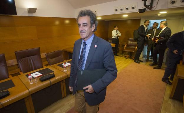 El consejero Francisco Martín, camino de su intervención. 