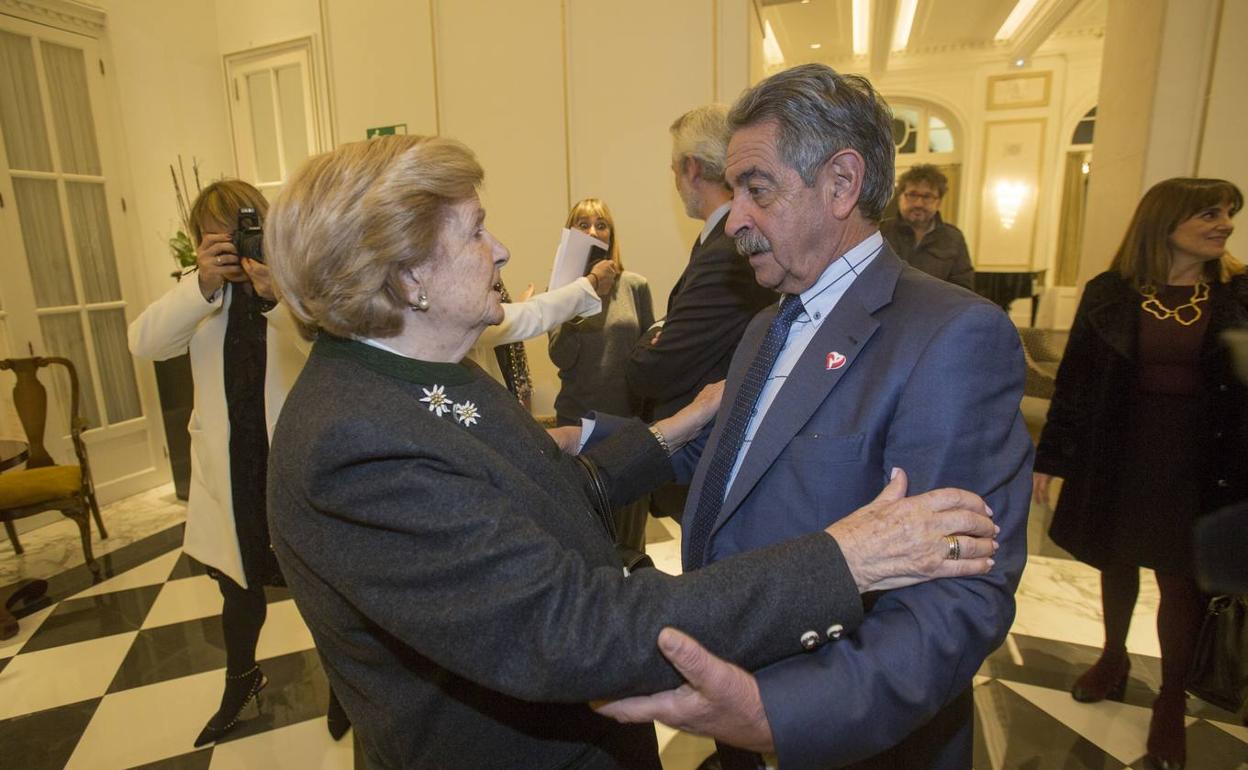 María Josefa Pérez Vegay al presidente Miguel Ángel Revilla.