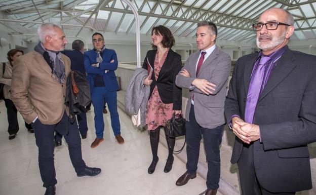 El consejero Miguel Rodríguez, a la derecha, junto a su equipo al llegar al Parlamento.