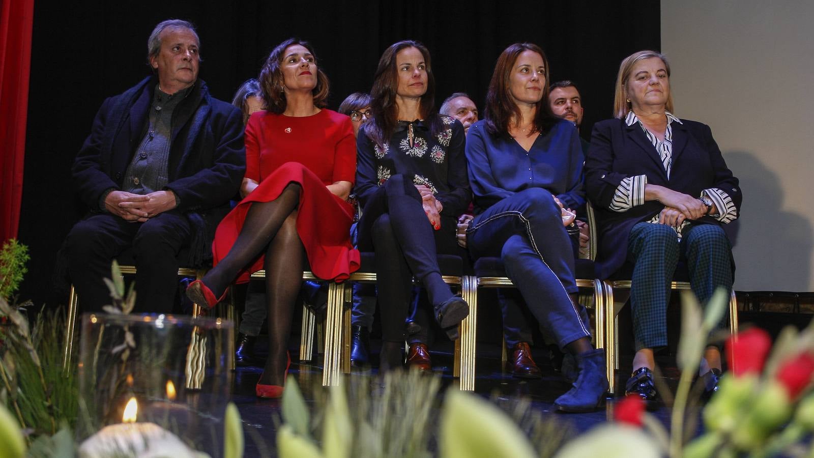 Con dos grandes carteles con la imagen de Rafael de la Sierra y el epígrafe 'Razón y Corazón', el acto ha reunido a numerosos familiares y amigos del exconsejero de Presidencia y expresidente del Parlamento, fallecido el pasado 19 de junio