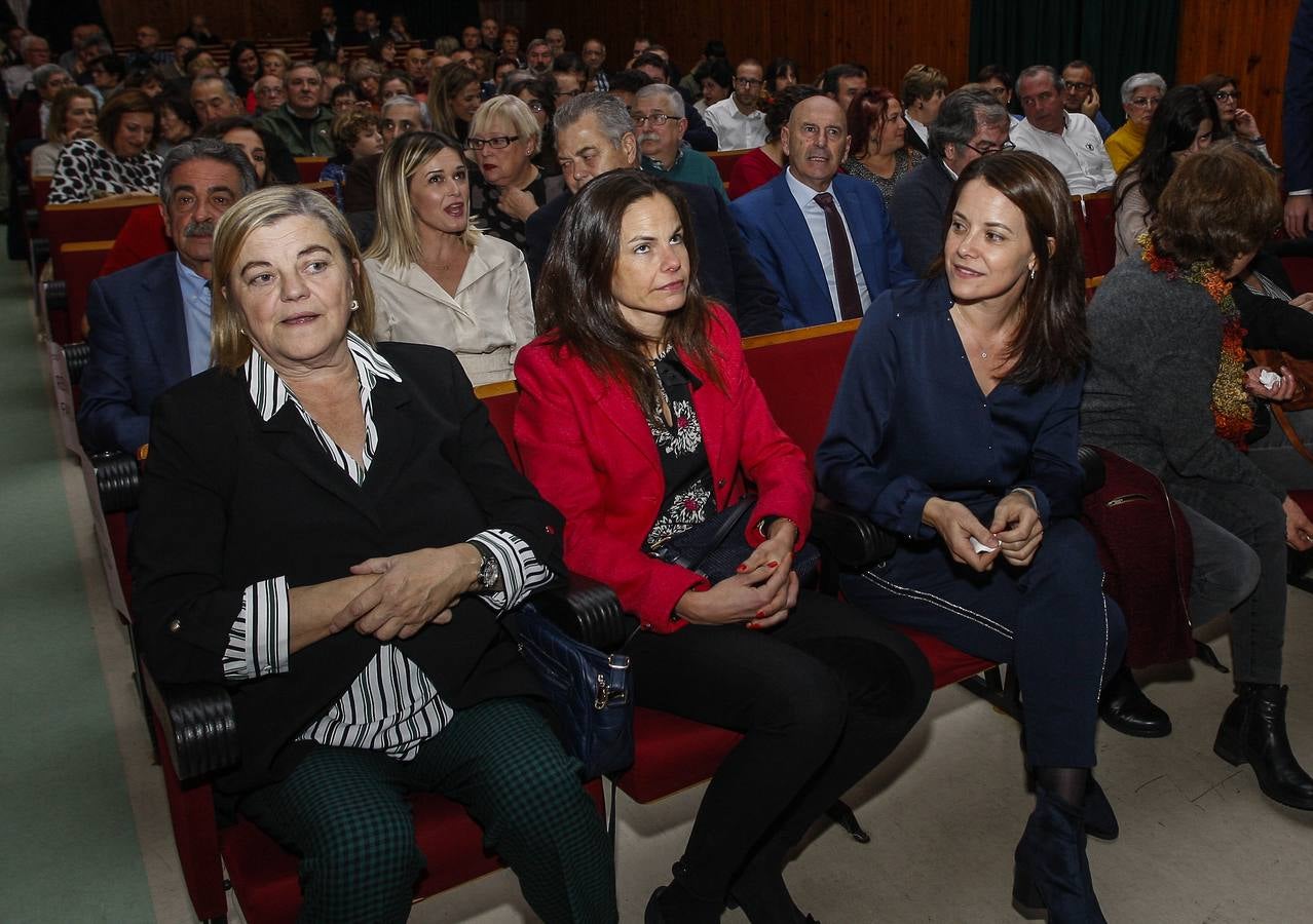 Con dos grandes carteles con la imagen de Rafael de la Sierra y el epígrafe 'Razón y Corazón', el acto ha reunido a numerosos familiares y amigos del exconsejero de Presidencia y expresidente del Parlamento, fallecido el pasado 19 de junio