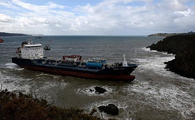 El buque 'Blue Star' encallado en la costa del municipio de Ares (A Coruña).