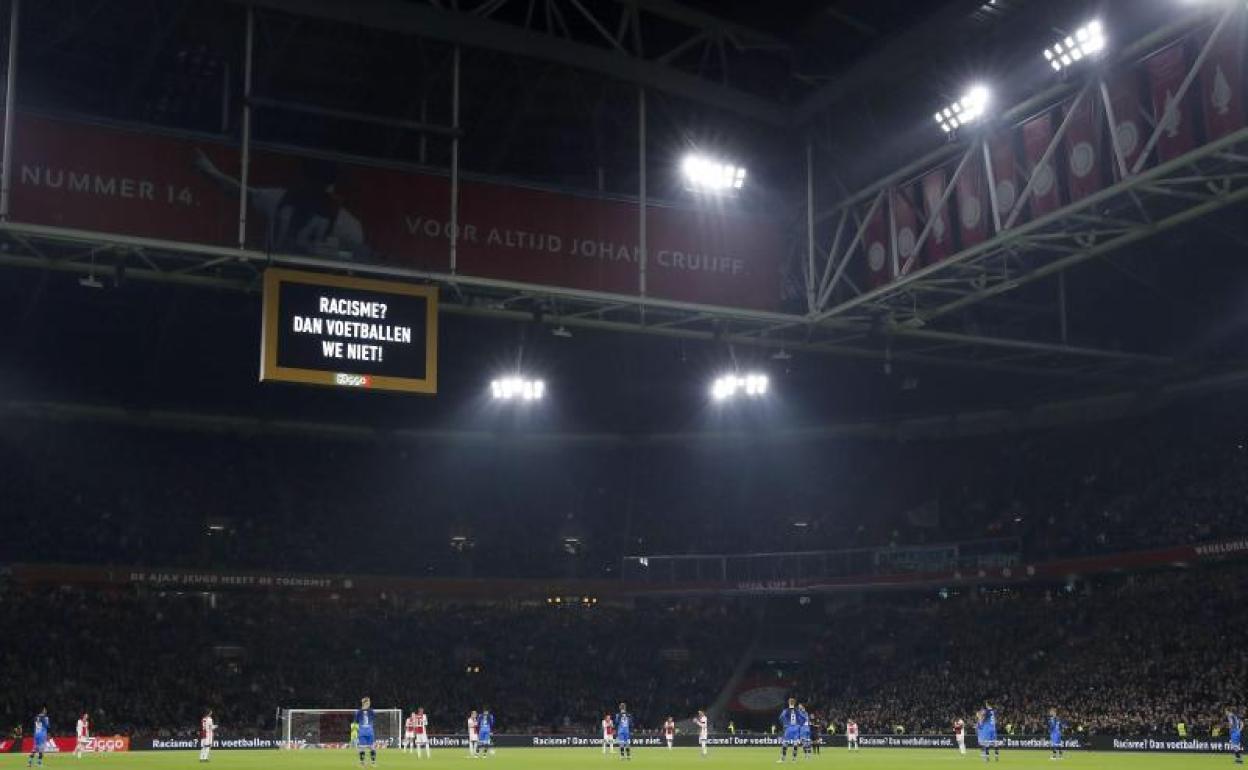 Mensaje contra el racismo en el fútbol holandés durante el partido del Ajax 