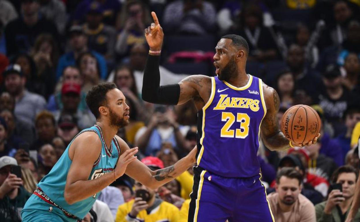 LeBron James en la victoria de los Lakers frente a los Grizzlies 