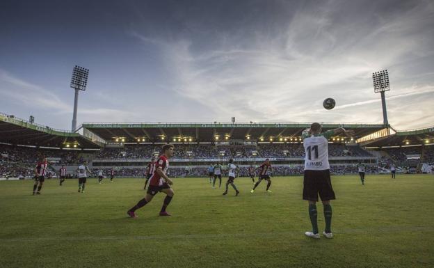 Plano general de los Campos de Sport durante el partido de pretemporada frente al Athletic.