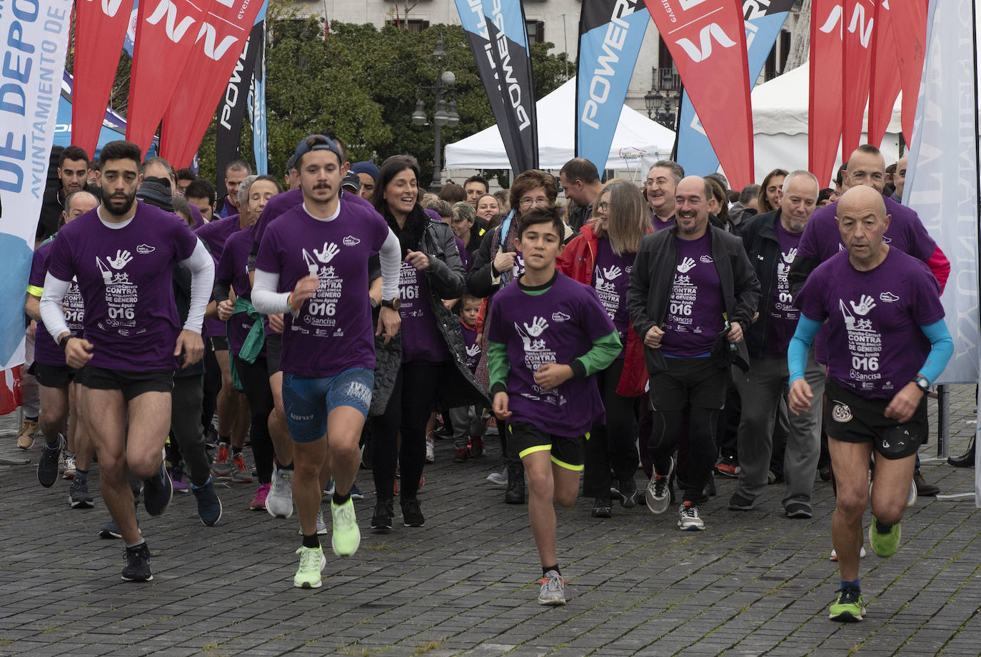 Fotos: La marea morada toma Santander