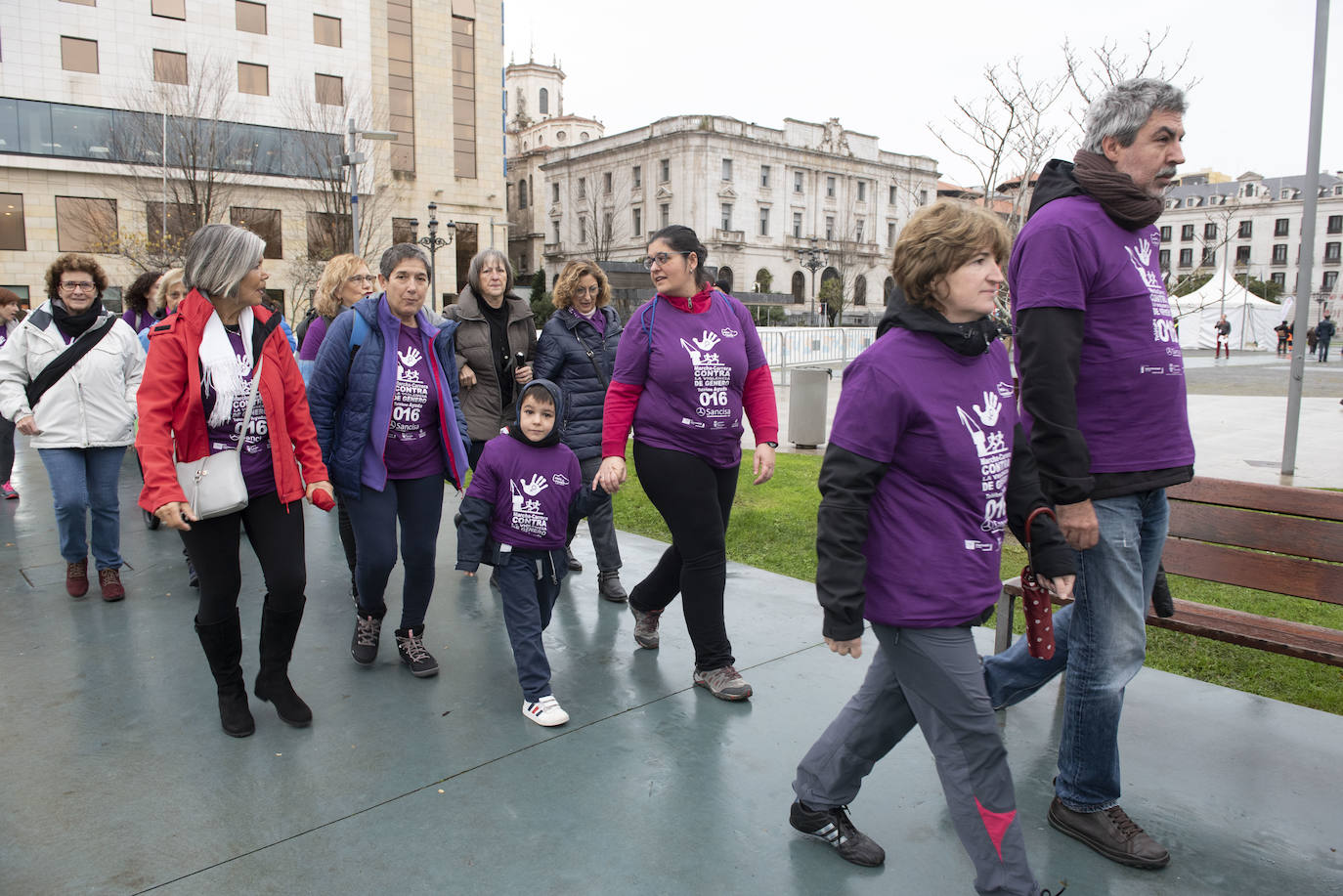 Fotos: La marea morada toma Santander