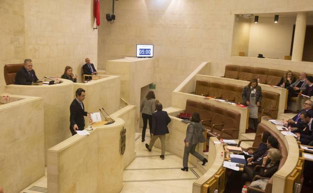 Los diputados del PSOE volvieron a salir del hemiciclo al tomar la palabra Armando Blanco