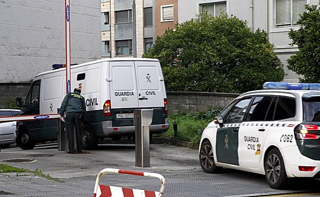 Las patrullas de la Guardia Civil, llevando a los detenidos a los juzgados de Torrelavega esta mañana.