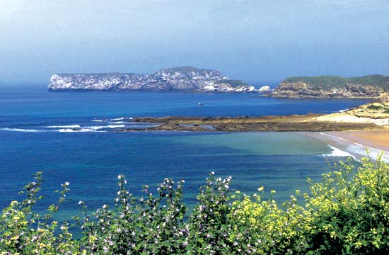 Imagen principal - El litoral de Miengo está sembrado por pequeños islotes como la isla de los Conejos. Vista de la ría del Pas a su paso por Mogro. Acantilados en la línea de costa del municipio de Miengo.