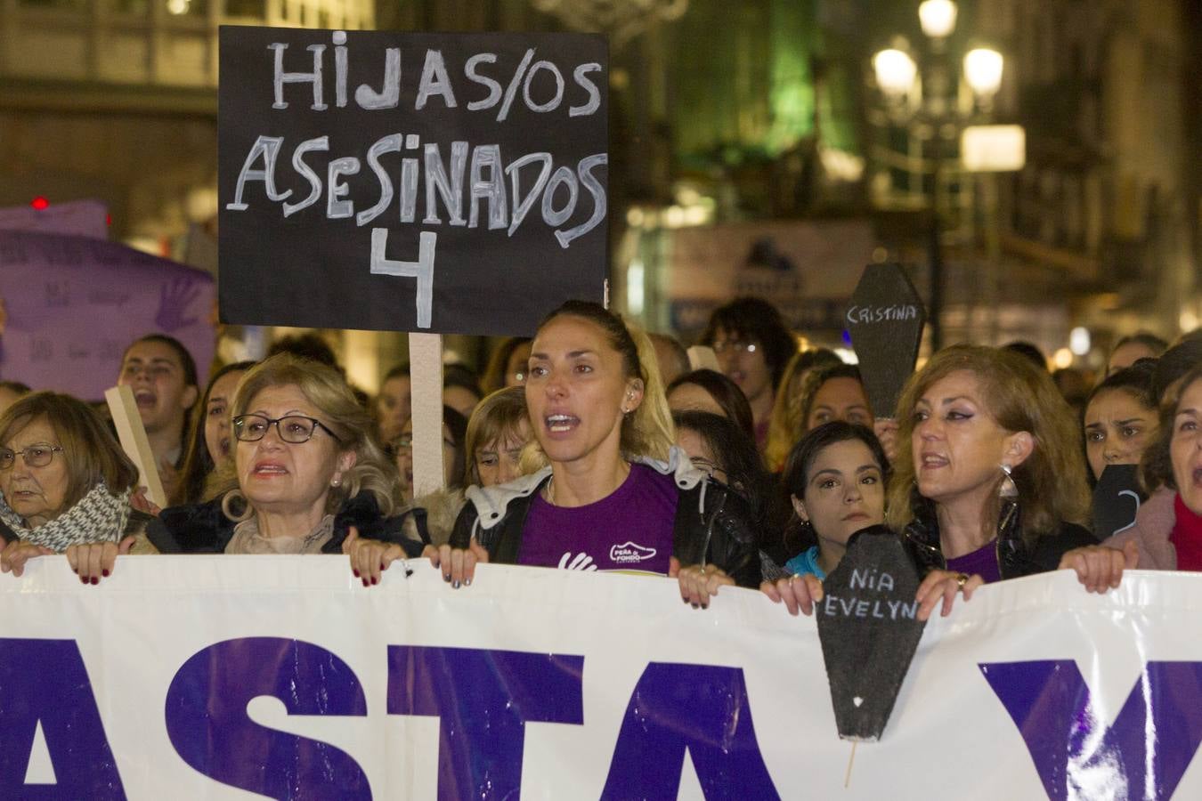 Centenares de personas se han echado a la calle en una manfiestación que ha recorrido el centro de la capital de Cantabria