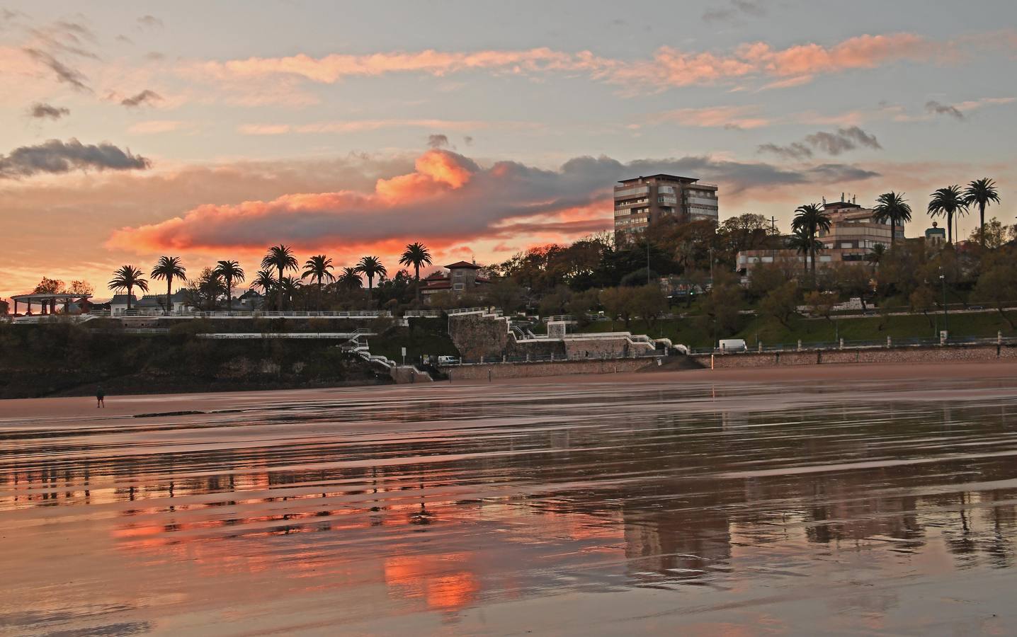 El viento sur ha traído temperaturas más cálidas a las de los últimos días, y varios bañistas se han dado un chapuzón a primera hora