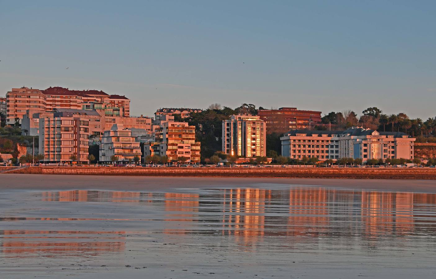 El viento sur ha traído temperaturas más cálidas a las de los últimos días, y varios bañistas se han dado un chapuzón a primera hora