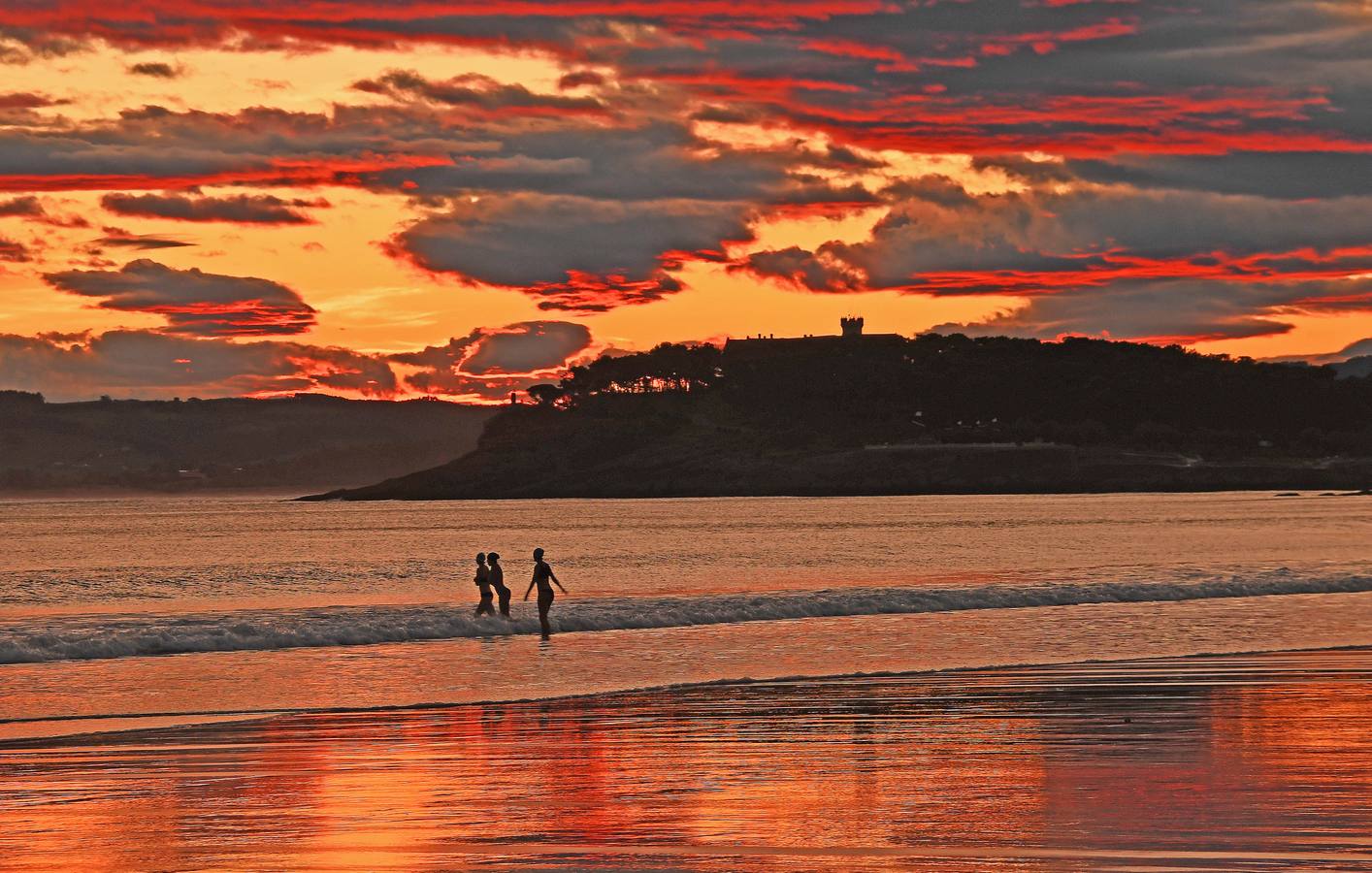 El viento sur ha traído temperaturas más cálidas a las de los últimos días, y varios bañistas se han dado un chapuzón a primera hora