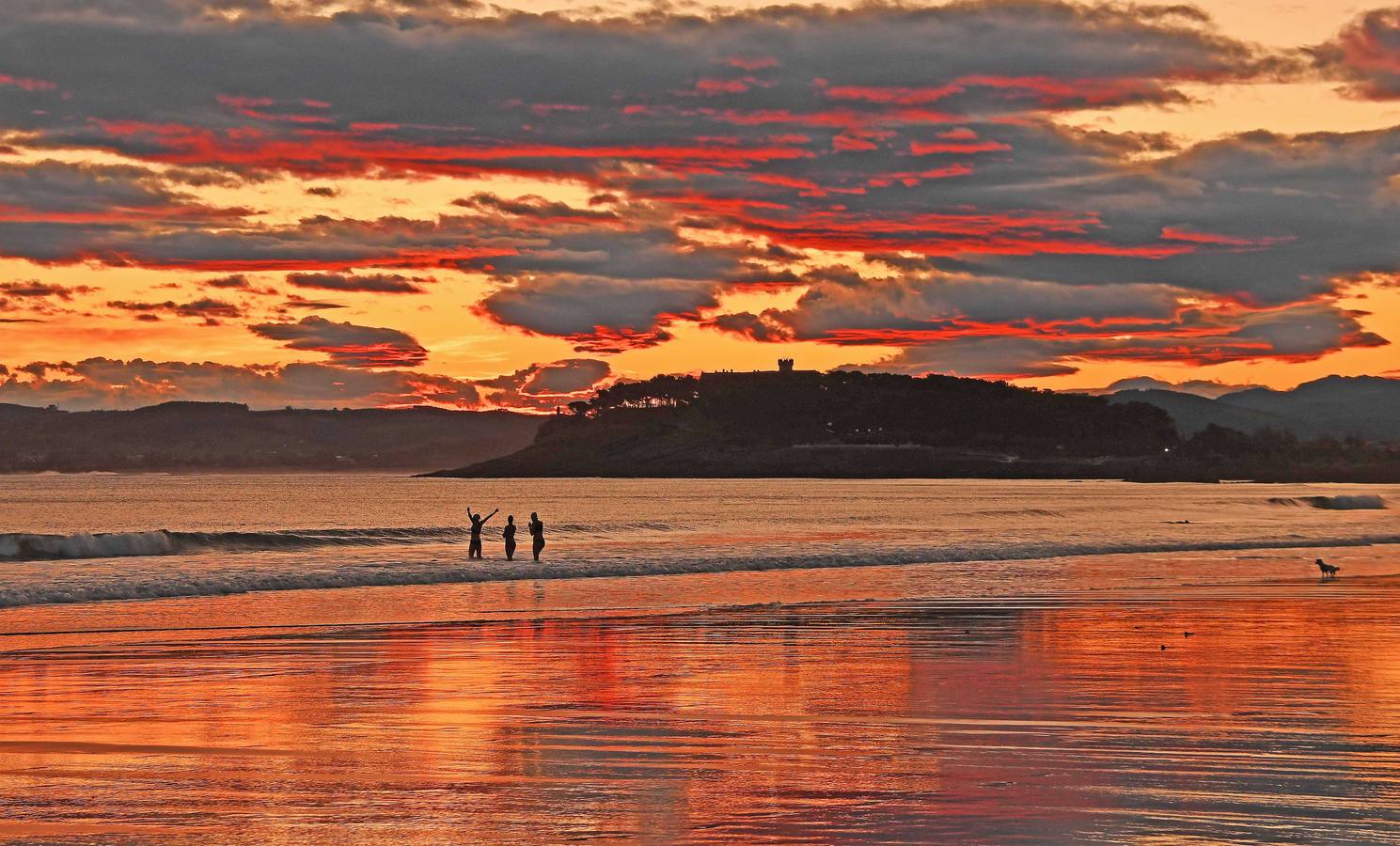El viento sur ha traído temperaturas más cálidas a las de los últimos días, y varios bañistas se han dado un chapuzón a primera hora
