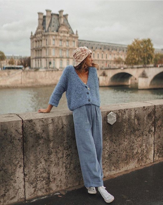 Un ‘bucket hat’. Te puede parecer extraño, pero su éxito en ‘street-style’ lo confirma. Los ‘bucket-hats’ o gorros de pescador son unos diseños de los años 90 que se empezaron a ver de nuevo a principios de este año. Apareció en el desfile de Dior en París, Peter Philip coincidió con Maria Grazia Chiuri, Chanel le dio un giro con textura de PVC transparente y Rihanna lo versionó en su colección Fenty X Puma. Aunque no lo hemos dejado de ver en todo el verano, ahora parece que su legado continua en versión invierno, con estampados de cuadros y tejidos calentitos.