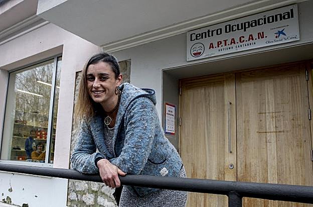 Blanca Mar Gómez, a la entrada de la sede de Aptacán, en Torrelavega. 