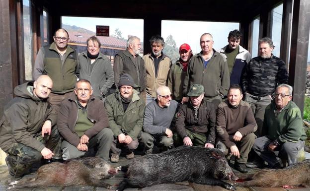 Miembros de la cuadrilla 93, de Sergio Revuelta, con tres jabalíes capturados en el monte de La Bacera.