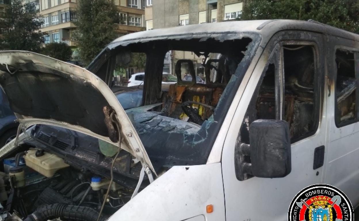 La furgoneta afectada por el fuego.